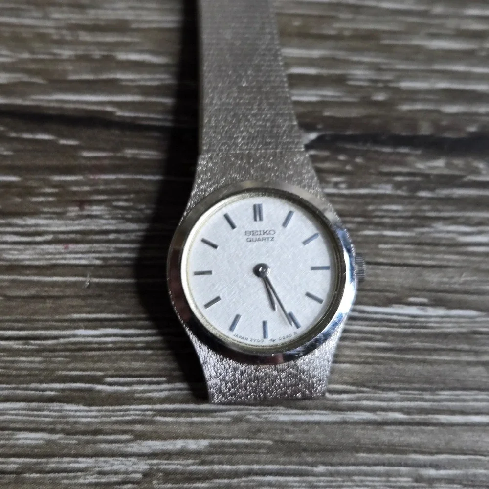 Seiko Watch Women 18mm Silver Dial Silver Tone Round 2Y00-0019 Read